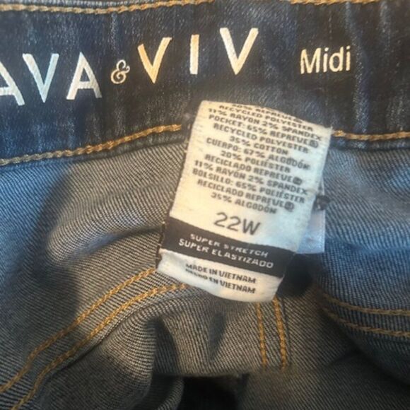 Ava & Viv 5 pocket Midi cuffed shorts, size 22W - Picture 3 of 3